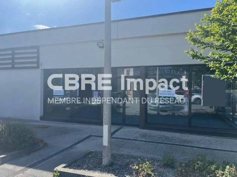 Local commercial dans Saint-Brice-Courcelles à louer - Photo de l’immeuble – Image 3 sur 4