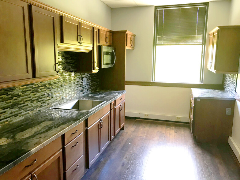 100 Pennsylvania Ave, Weirton, WV à vendre - Photo intérieure – Image 3 sur 4