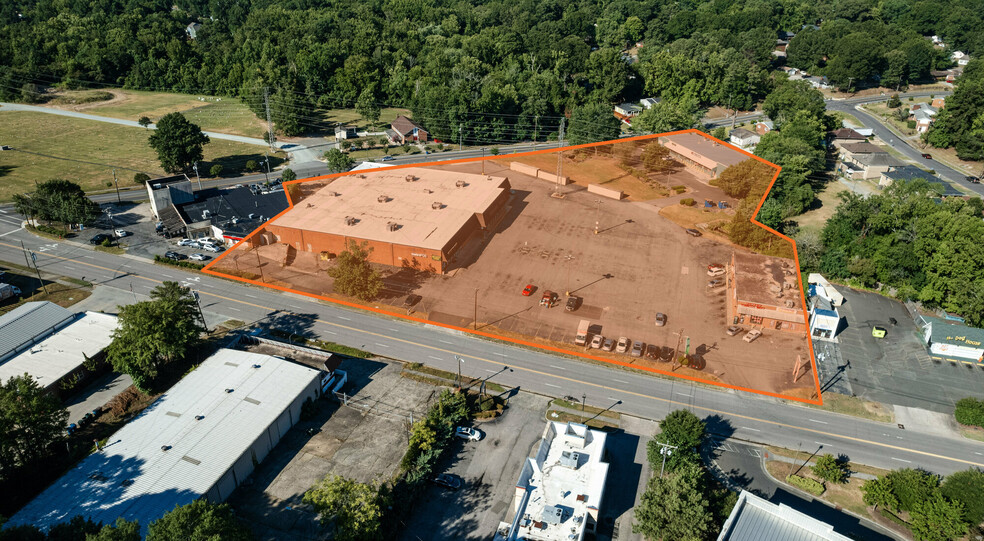 Village Plaza portefeuille de 3 biens à vendre sur LoopNet.fr - Photo de l’immeuble – Image 2 sur 9