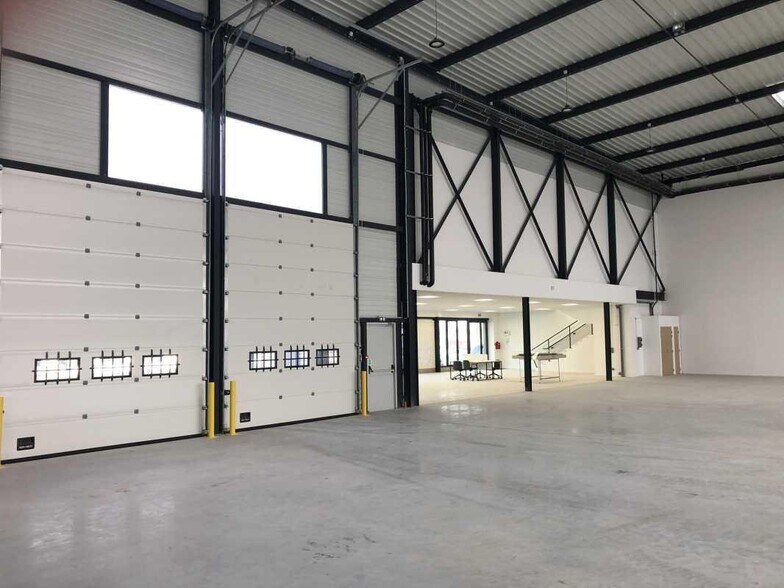51 Rue Du Commandant Rolland, Le Bourget à louer - Photo de l’immeuble – Image 3 sur 17