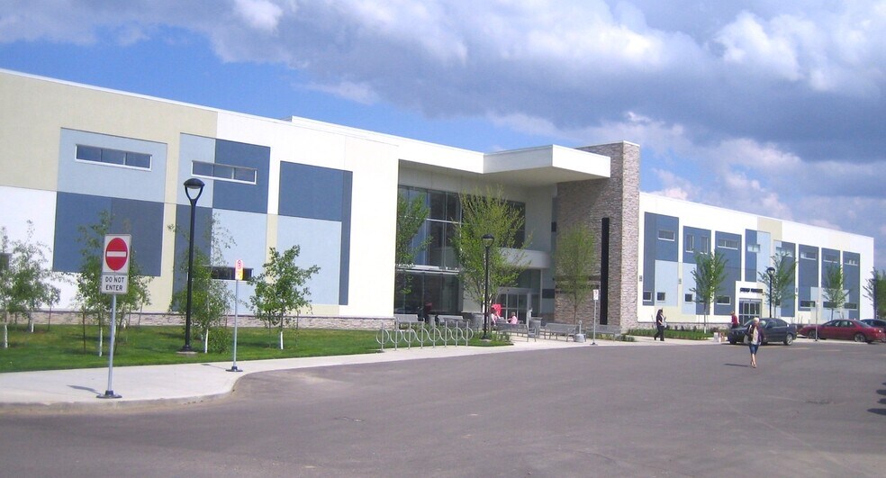 501 Bethel Dr, Sherwood Park, AB à louer - Photo de l’immeuble – Image 3 sur 5