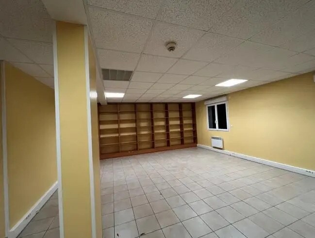 Bureau dans Fontenay-Trésigny à louer Photo de l’immeuble– Image 1 sur 4