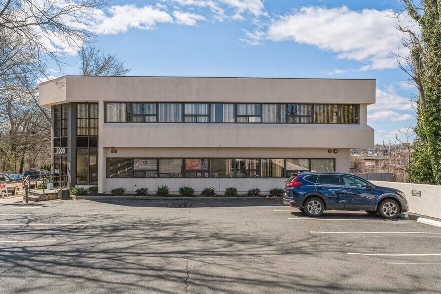 2039 Palmer Ave, Larchmont, NY à louer - Photo de l’immeuble – Image 3 sur 30