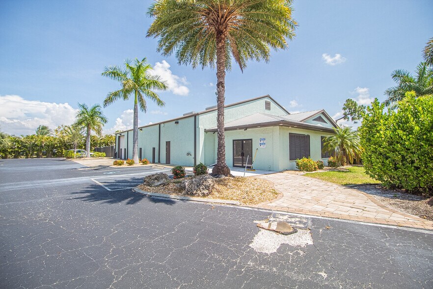 8270 Pascal Dr, Punta Gorda, FL à louer - Photo de l’immeuble – Image 3 sur 17