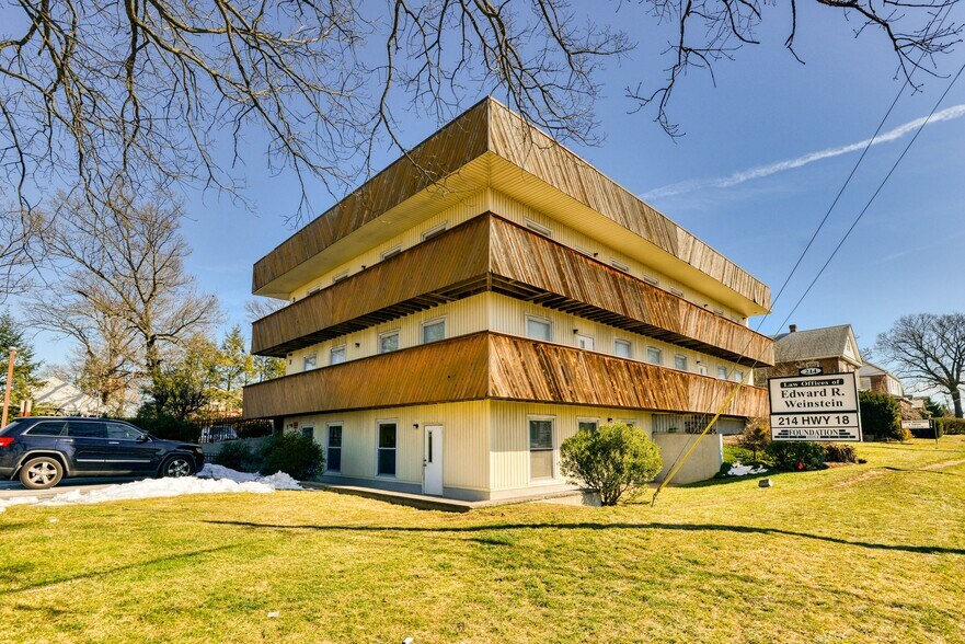 214 Rt 18, East Brunswick, NJ à louer - Photo de l’immeuble – Image 1 sur 10
