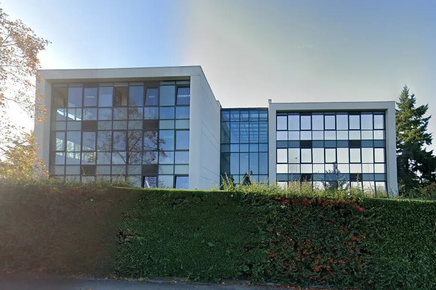 23 Rue Maryse Bastié, Bron à louer - Photo de l’immeuble – Image 2 sur 2