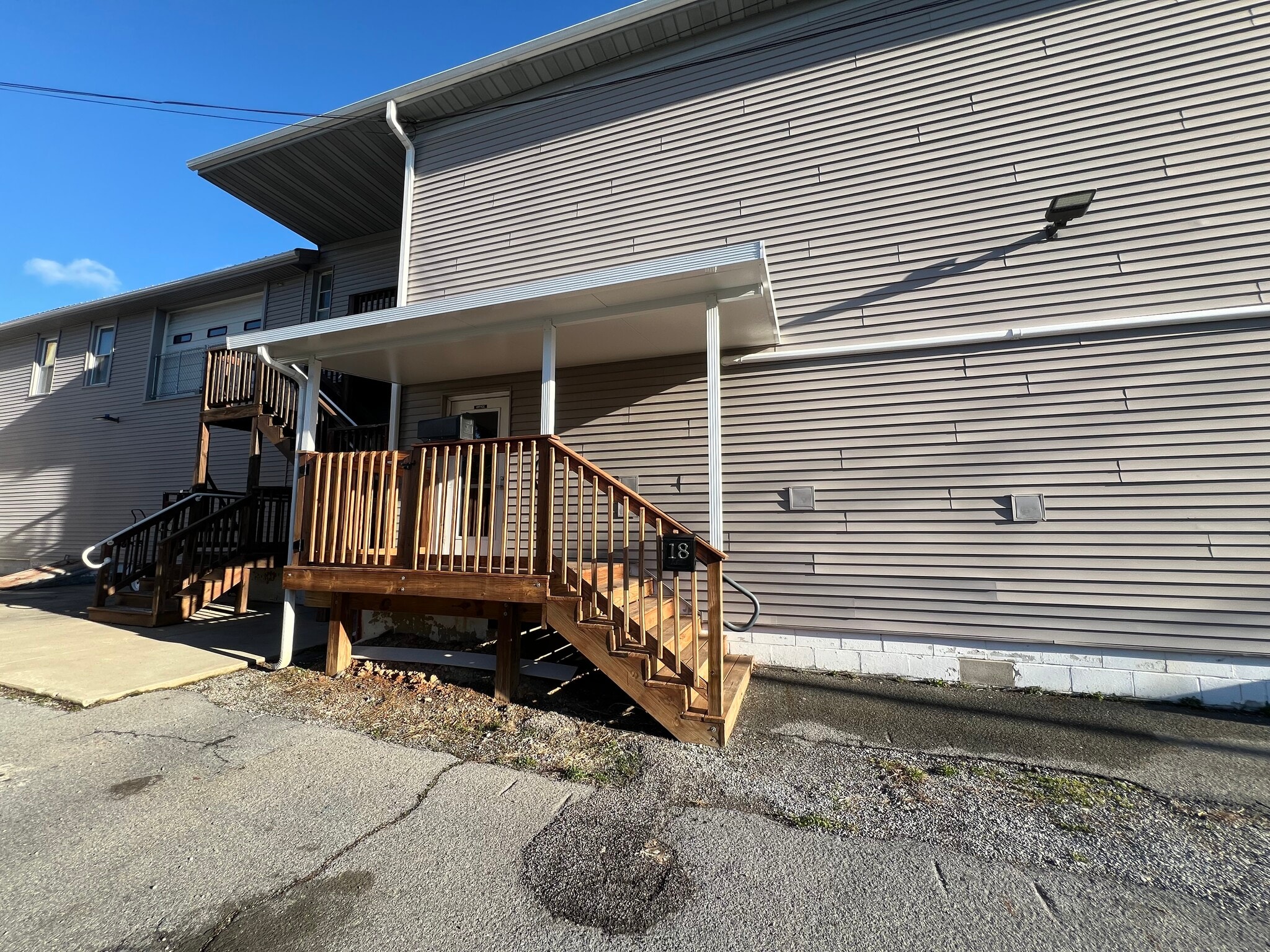 18 S 11th St, Akron, PA à louer Photo principale– Image 1 sur 2