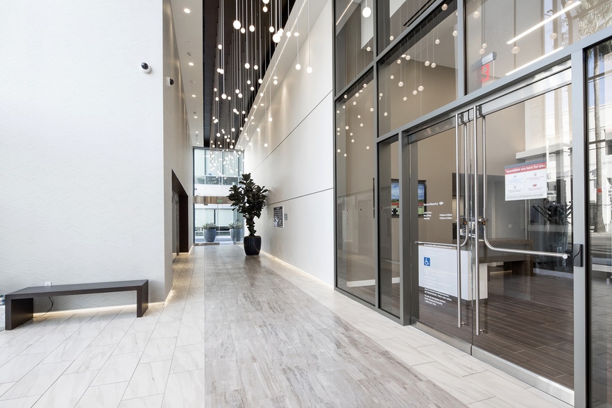 9440 Santa Monica Blvd, Beverly Hills, CA à louer - Hall d’entrée – Image 3 sur 41