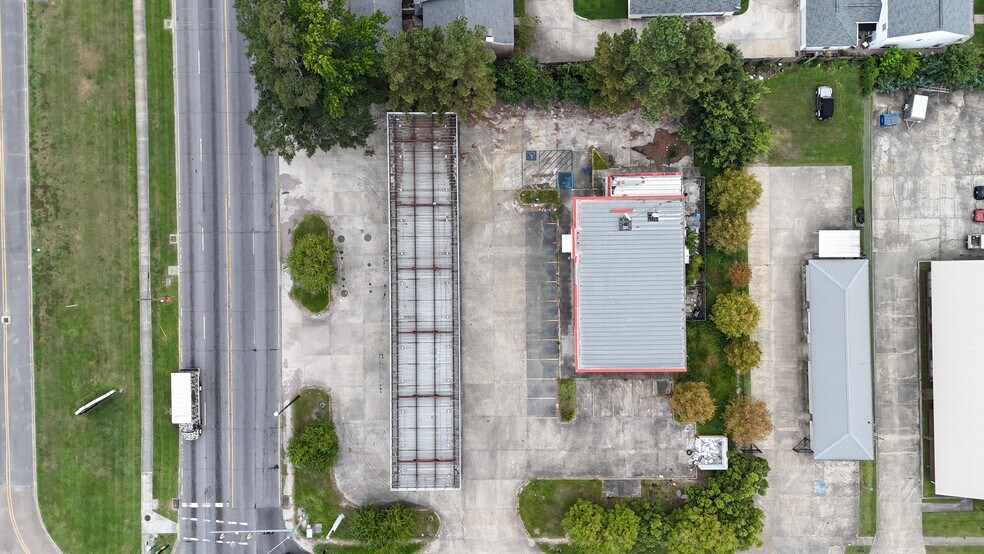 110 S Foster Dr, Baton Rouge, LA à vendre - Photo de l’immeuble – Image 2 sur 3
