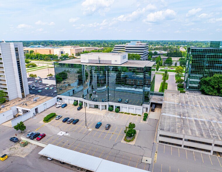 2401 W Big Beaver Rd, Troy, MI à louer - Photo de l’immeuble – Image 2 sur 3