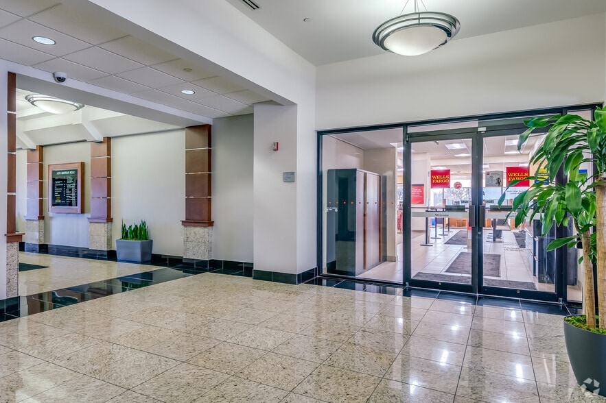 2675 N Mayfair Rd, Wauwatosa, WI à louer - Photo intérieure – Image 2 sur 35