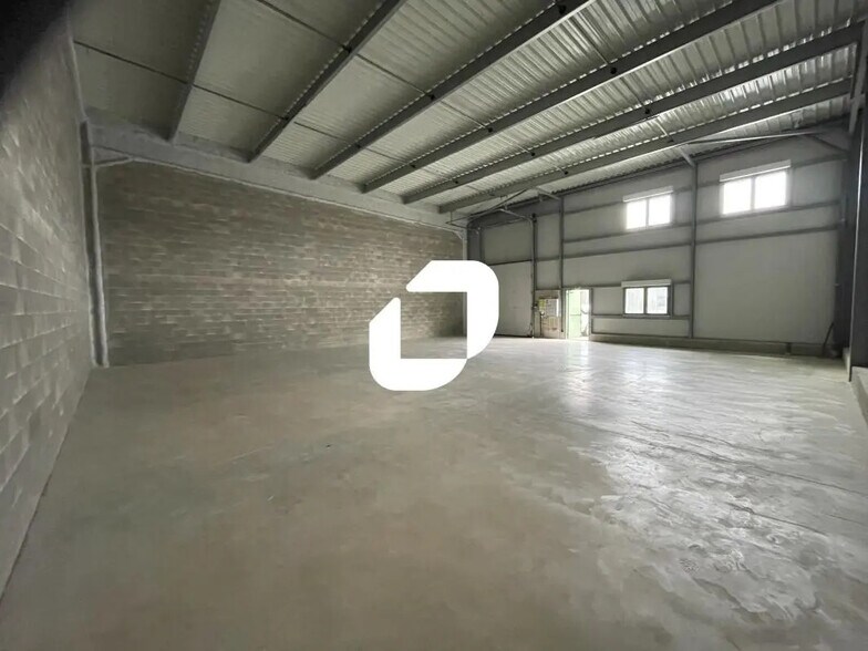 Local d’activités dans Cernay-lès-Reims à louer - Photo de l’immeuble – Image 3 sur 6