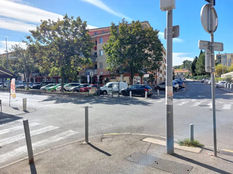 Local commercial dans Aubagne à louer - Photo de l’immeuble – Image 3 sur 7