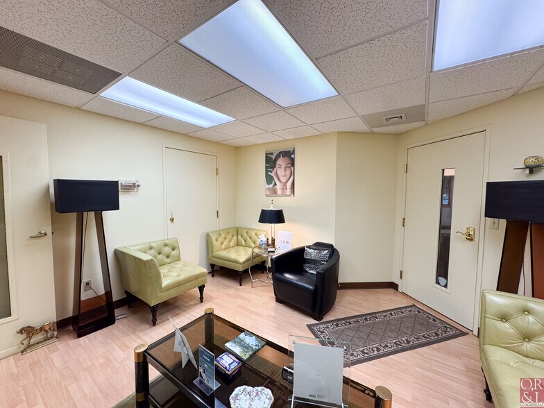 687 Straits Tpke, Middlebury, CT à louer - Photo de l’immeuble – Image 3 sur 25