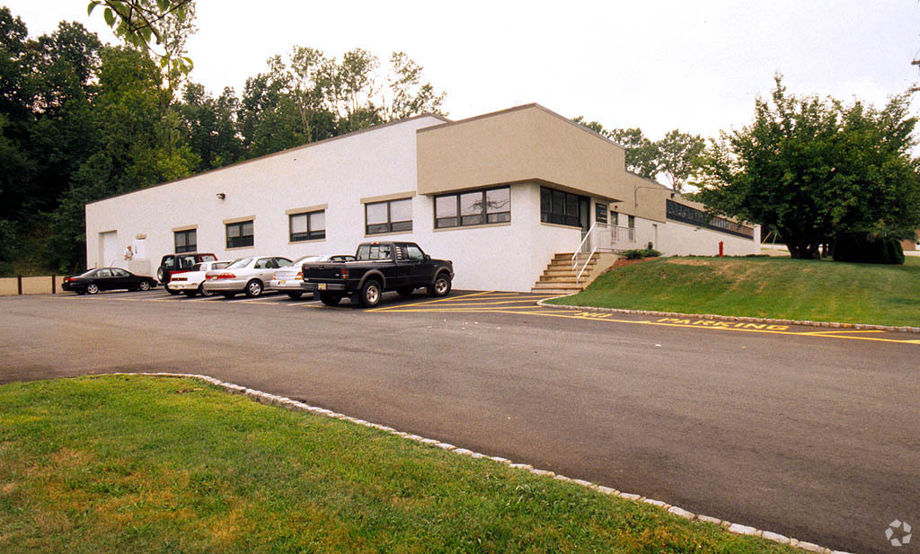 107 Commerce Rd, Cedar Grove, NJ à louer Photo de l’immeuble– Image 1 sur 4