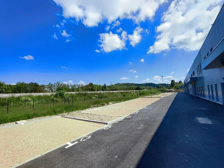 Local d'activités dans Bourgoin-Jallieu à vendre - Photo de l’immeuble – Image 3 sur 14
