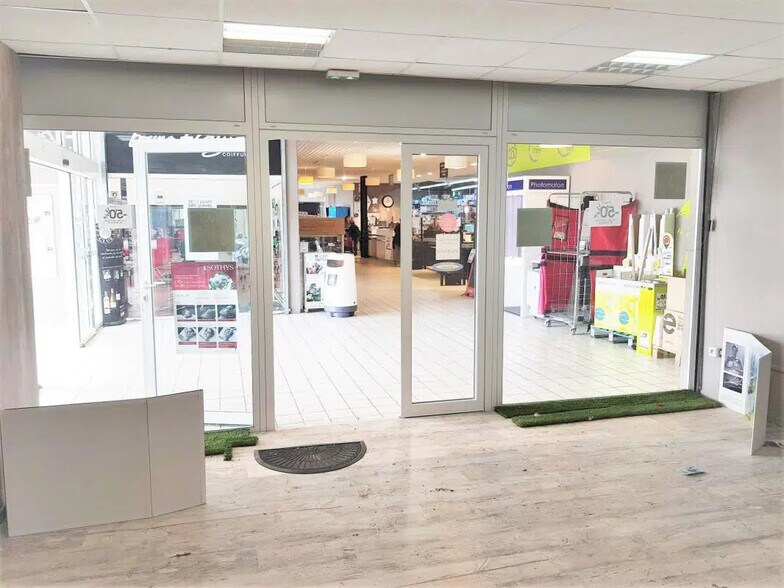Local commercial dans LIGNAN-SUR-ORB à louer - Photo de l’immeuble – Image 2 sur 3