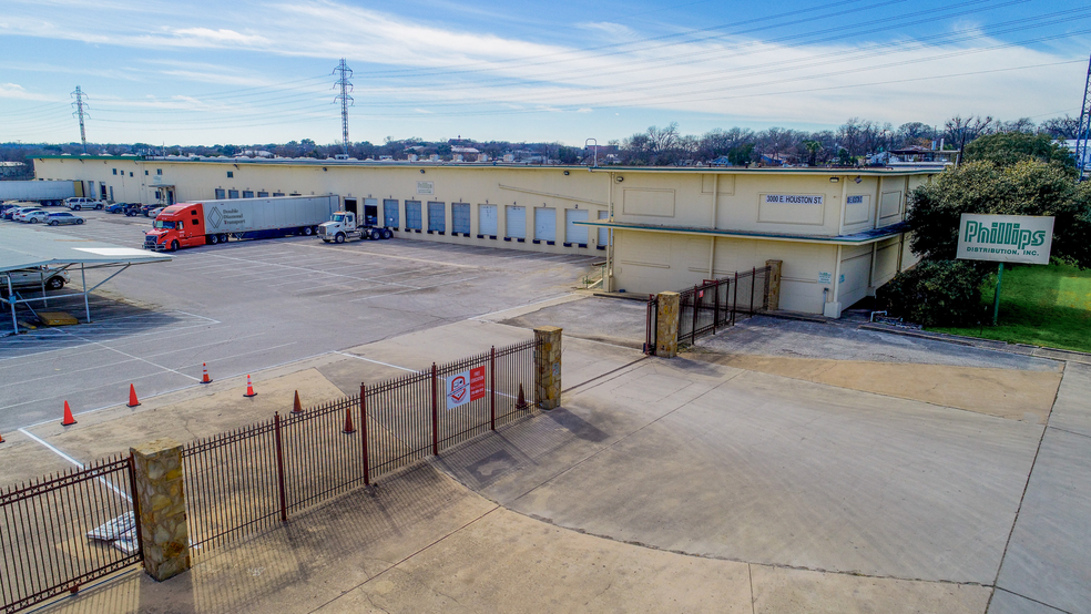 3000 E Houston St, San Antonio, TX à louer - Photo de l’immeuble – Image 1 sur 11