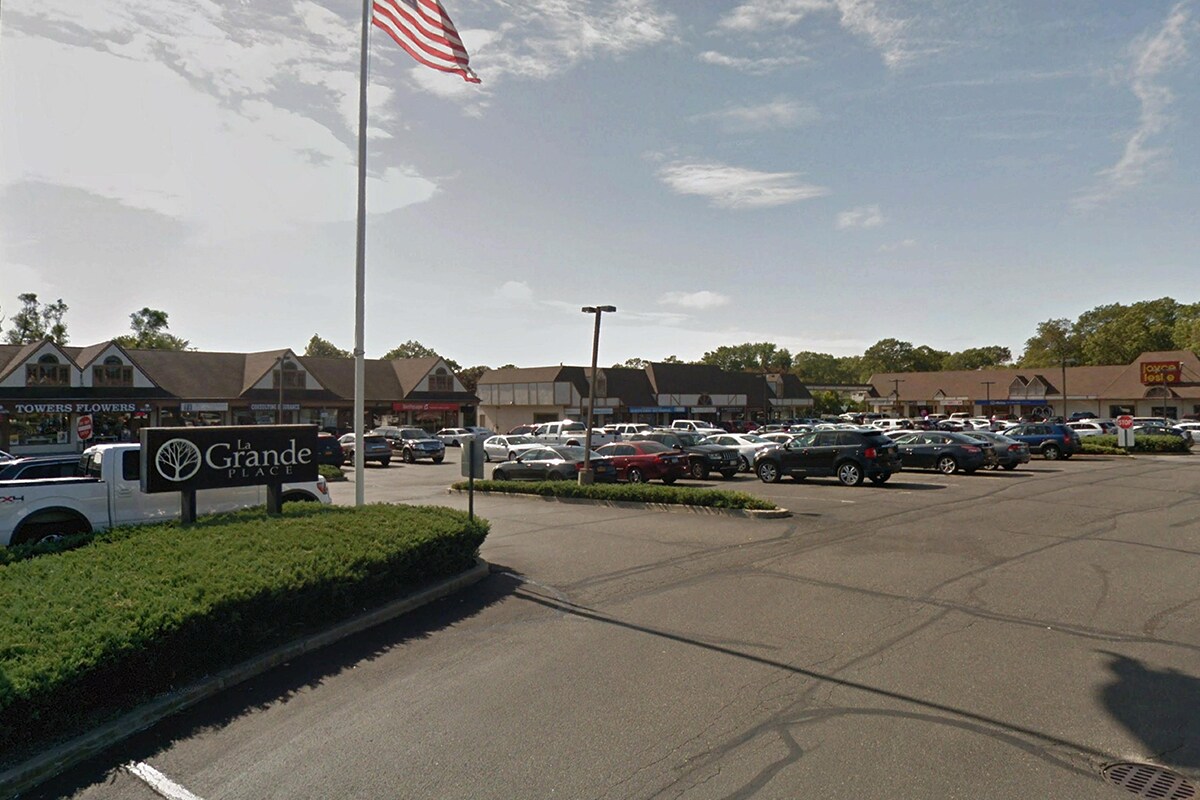 1350-1370 Deer Park Ave, North Babylon, NY à louer Photo de l’immeuble– Image 1 sur 2