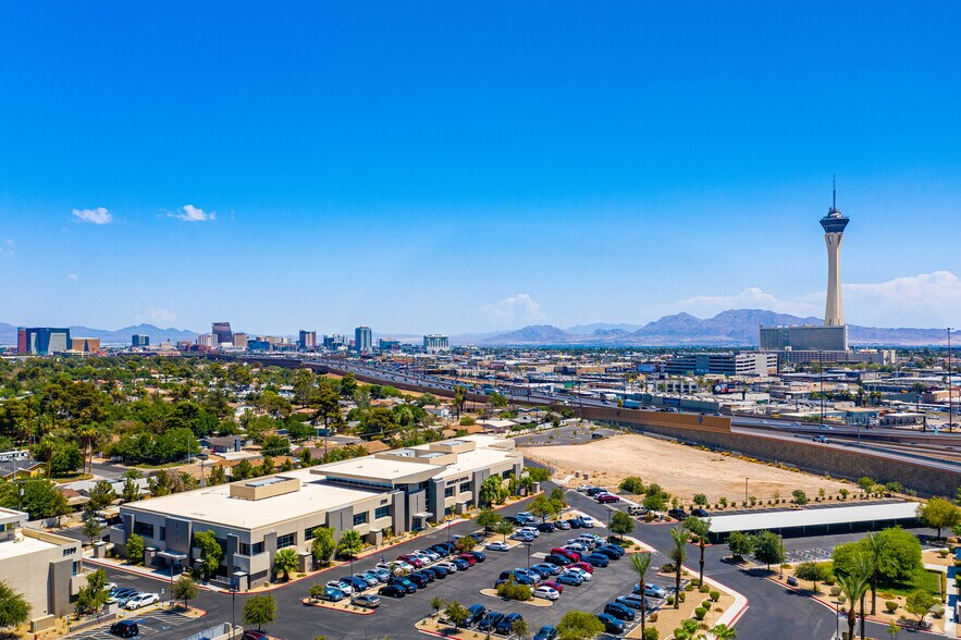 2200 S Rancho Dr, Las Vegas, NV à louer - Photo de l’immeuble – Image 2 sur 3