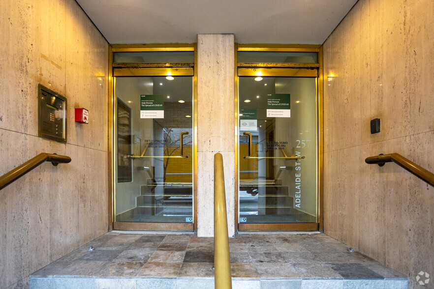 257 Adelaide St W, Toronto, ON à louer - Photo de l’immeuble – Image 2 sur 4