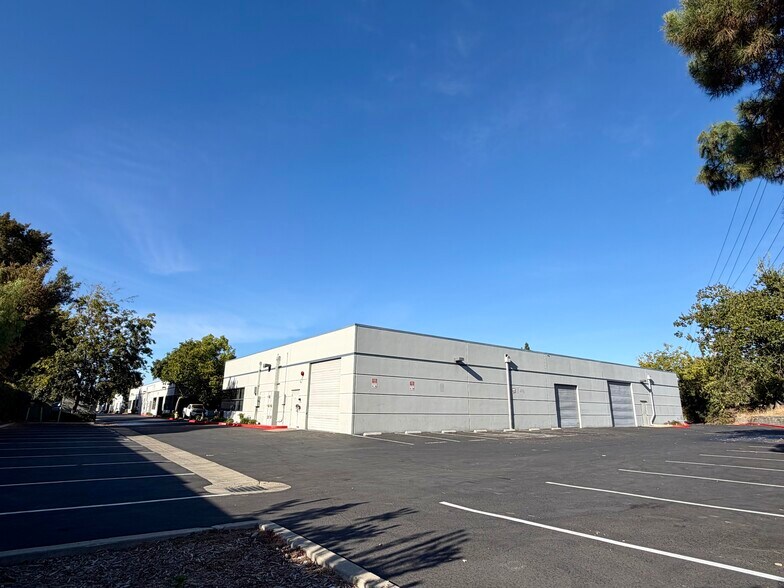 1063 Serpentine Ln, Pleasanton, CA à louer - Photo de l’immeuble – Image 2 sur 9