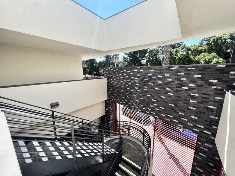 13223 Ventura Blvd, Studio City, CA à louer - Photo de l’immeuble – Image 3 sur 5