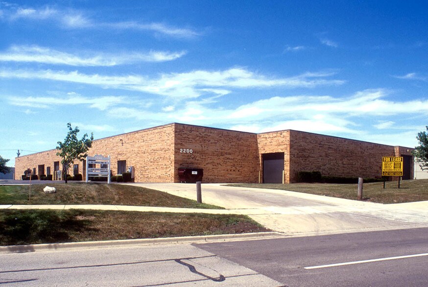 2200 S Park Ave, Streamwood, IL à louer - Photo de l’immeuble – Image 3 sur 5