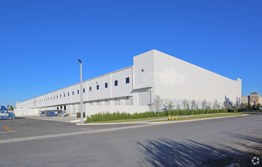 12950 NW 17th St, Miami, FL à louer - Photo de l’immeuble – Image 3 sur 7
