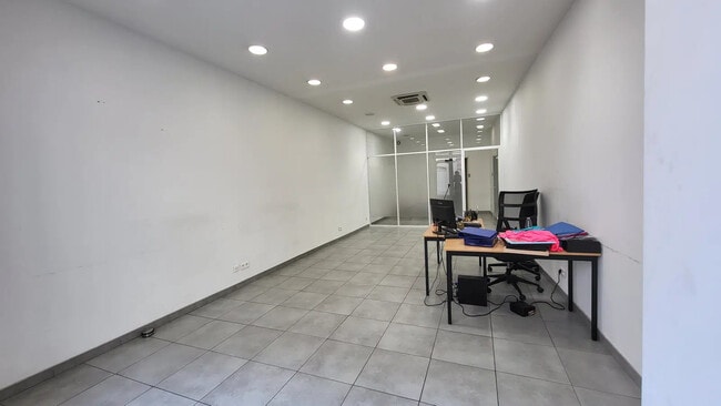 Plus de détails pour 48 Rue Des Freres J Et R Kennedy, Salon-de-Provence - Bureau à louer