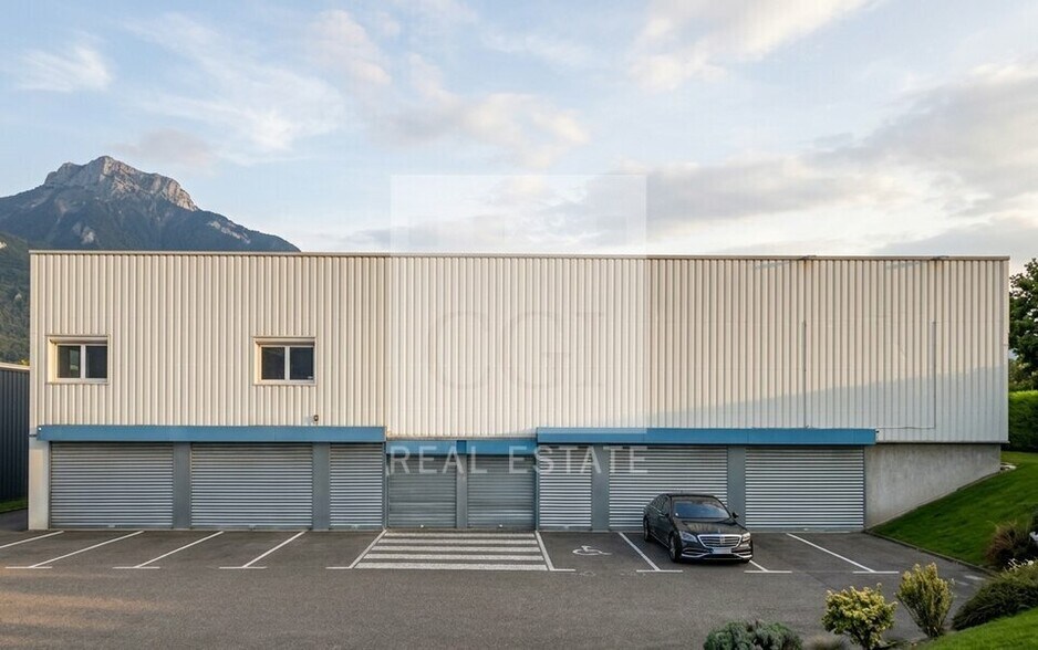 Local commercial dans SAINT EGREVE à louer - Photo de l’immeuble – Image 1 sur 4