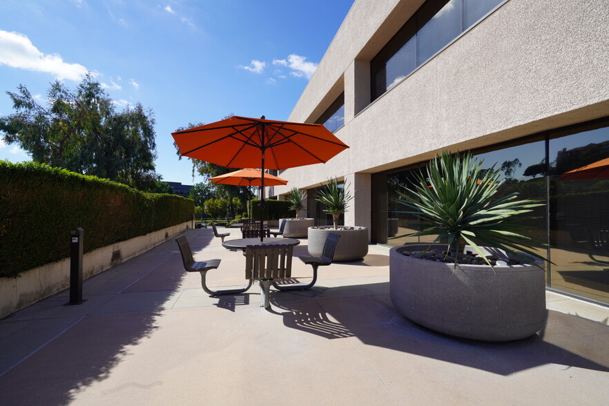 27261 Las Ramblas, Mission Viejo, CA à louer - Photo de l’immeuble – Image 3 sur 12