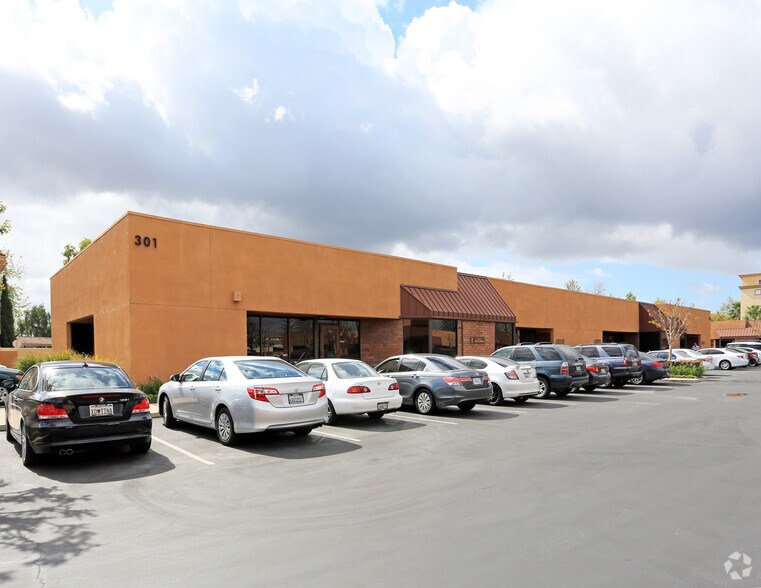 301 N Rampart St, Orange, CA à vendre - Photo de l’immeuble – Image 3 sur 3