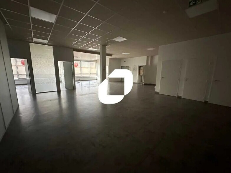 Local d’activités dans Sartrouville à louer - Photo de l’immeuble – Image 3 sur 23