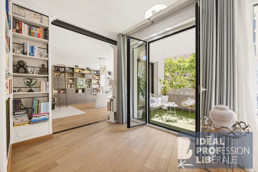 Immeuble residentiel dans Paris à vendre - Photo de l’immeuble – Image 3 sur 11