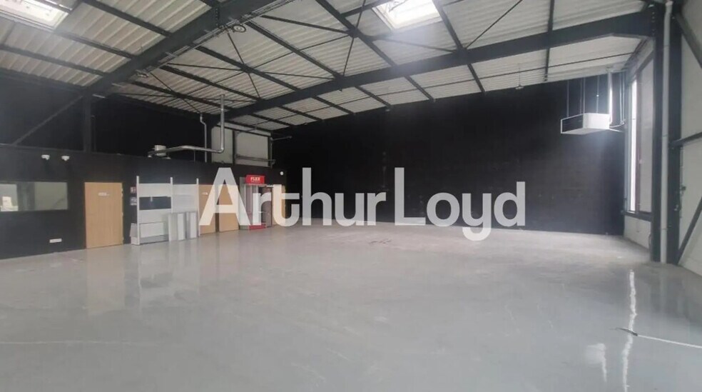 Local d'activités dans Cormelles-le-Royal à vendre - Photo intérieure – Image 1 sur 4