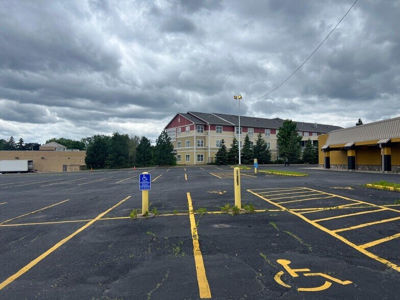 2201-2261 37th Ave NE, Columbia Heights, MN à louer - Photo de l’immeuble – Image 3 sur 5
