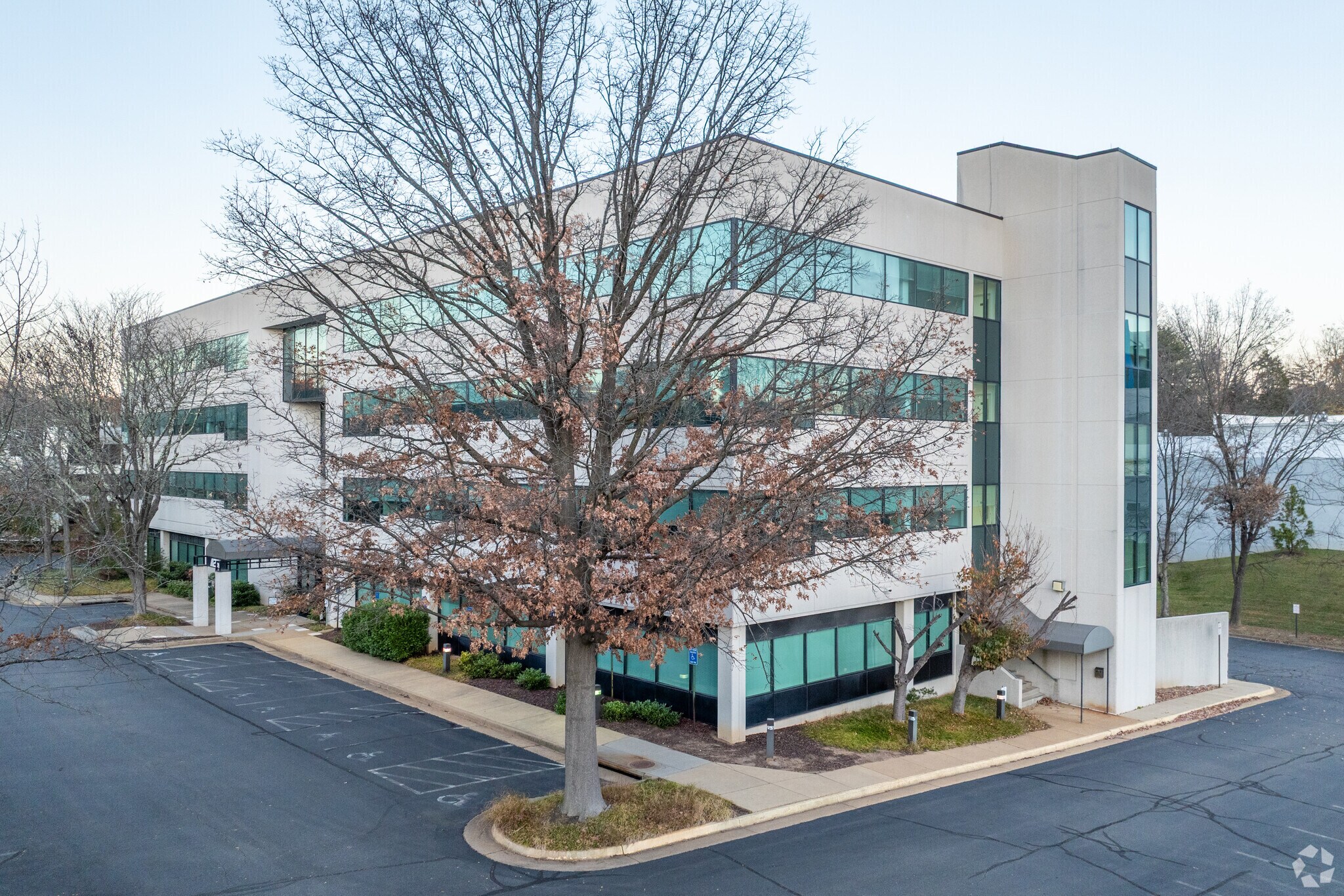 11251 Roger Bacon Dr, Reston, VA à louer Photo principale– Image 1 sur 7