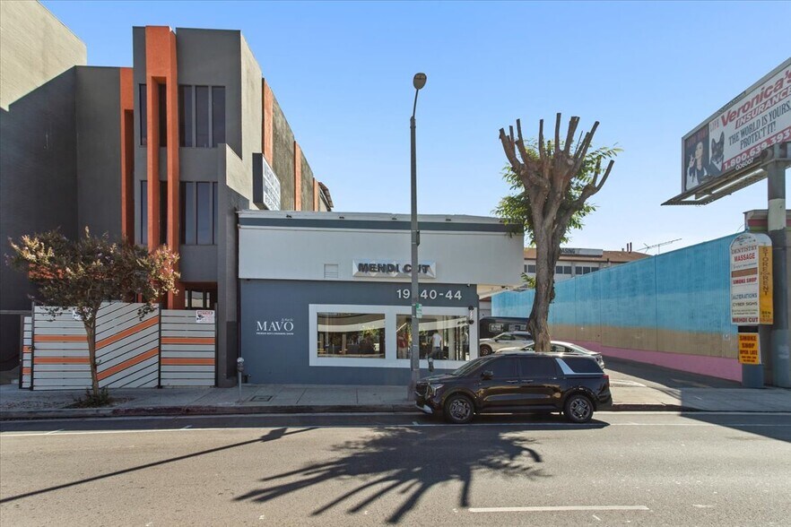 19642 Ventura Blvd, Tarzana, CA à louer - Photo de l’immeuble – Image 2 sur 12