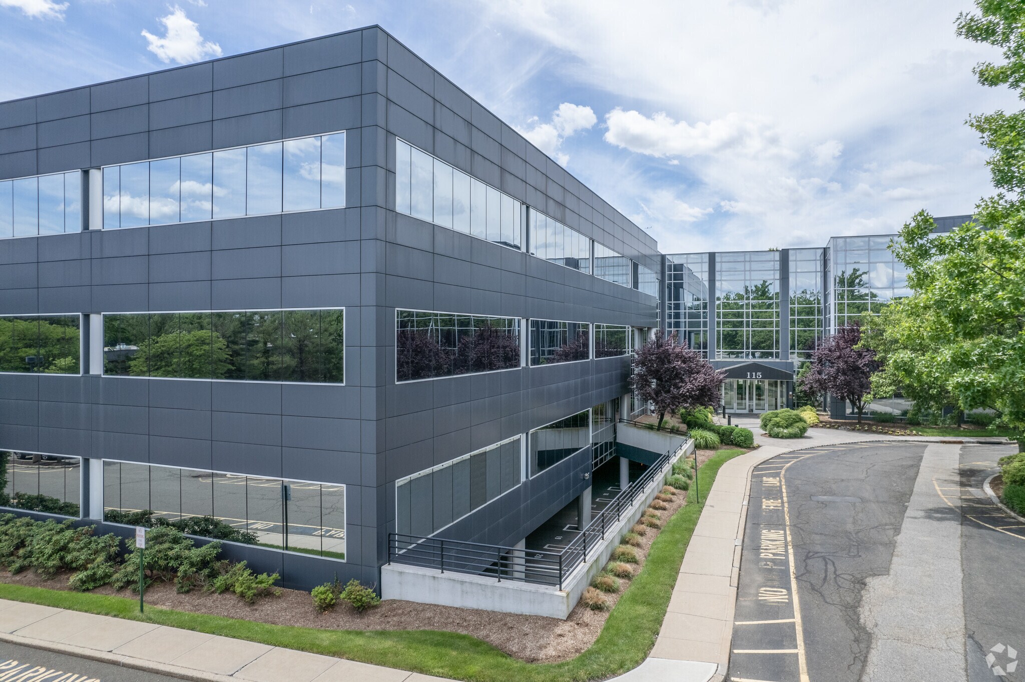 115 W Century Rd, Paramus, NJ à louer Photo de l’immeuble– Image 1 sur 7