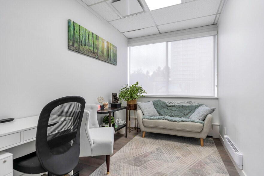 10318-10324 Whalley Blvd, Surrey, BC à louer - Photo de l’immeuble – Image 3 sur 23