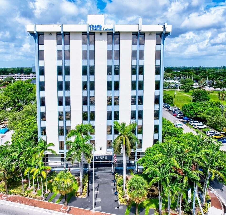 12550 Biscayne Blvd, North Miami, FL à louer Photo de l’immeuble– Image 1 sur 11