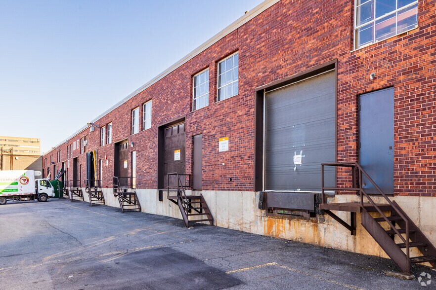 373-451 Lebeau Boul, Saint-Laurent, QC à vendre - Photo de l’immeuble – Image 3 sur 4