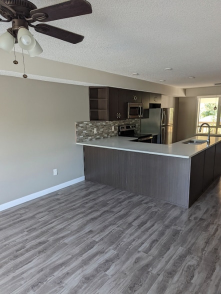 12505 111 Av NW, Edmonton, AB à vendre - Photo intérieure – Image 2 sur 13