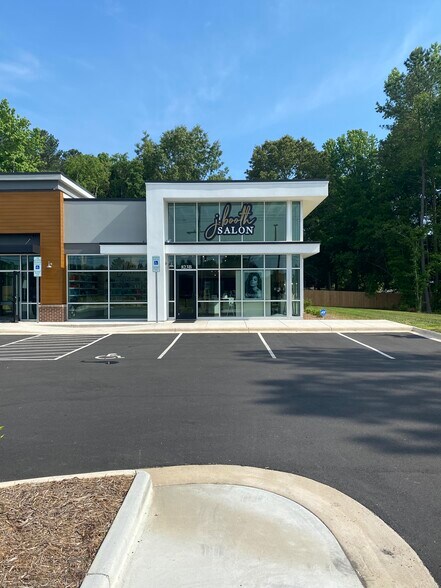 819 Oakridge Farm Hwy, Mooresville, NC à louer - Photo de l’immeuble – Image 3 sur 5