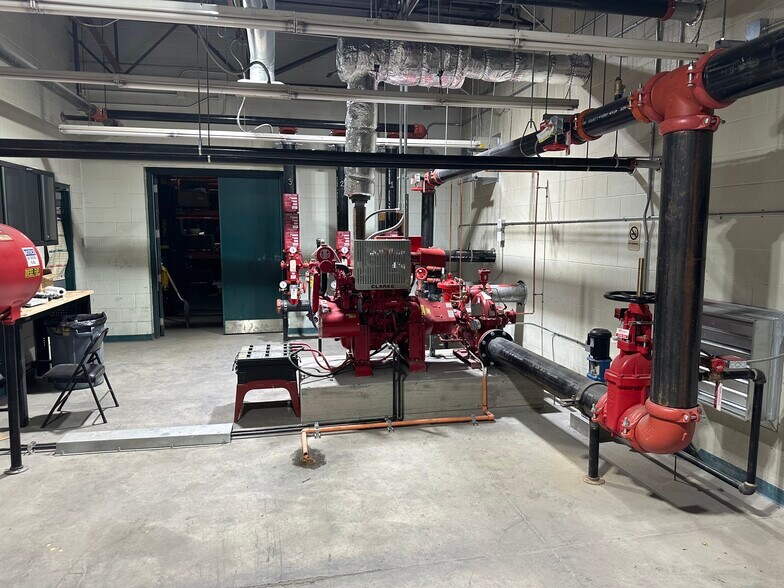 6120 N Detroit Ave, Toledo, OH à louer - Photo de l’immeuble – Image 3 sur 11