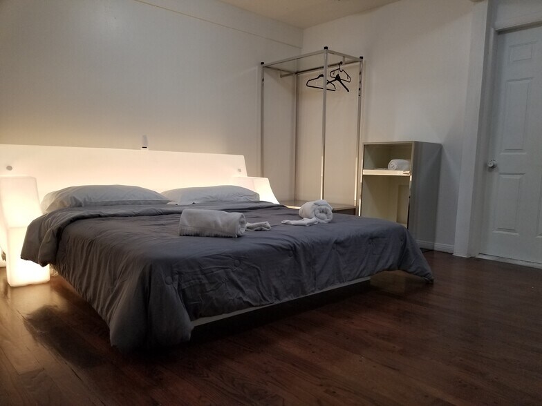 910 E Sahara Ave, Las Vegas, NV à louer - Photo de l’immeuble – Image 3 sur 32