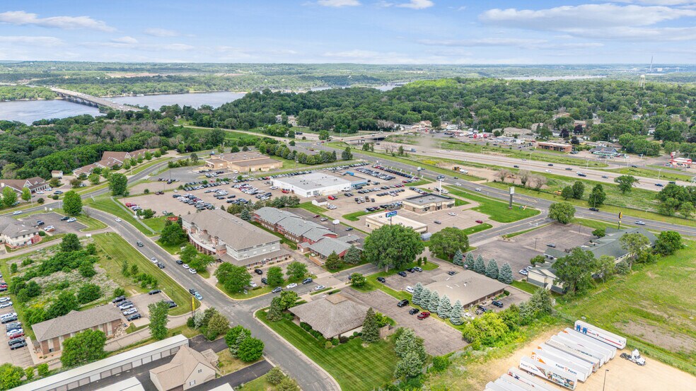 906 Dominion Dr, Hudson, WI à vendre - Photo de l’immeuble – Image 3 sur 19