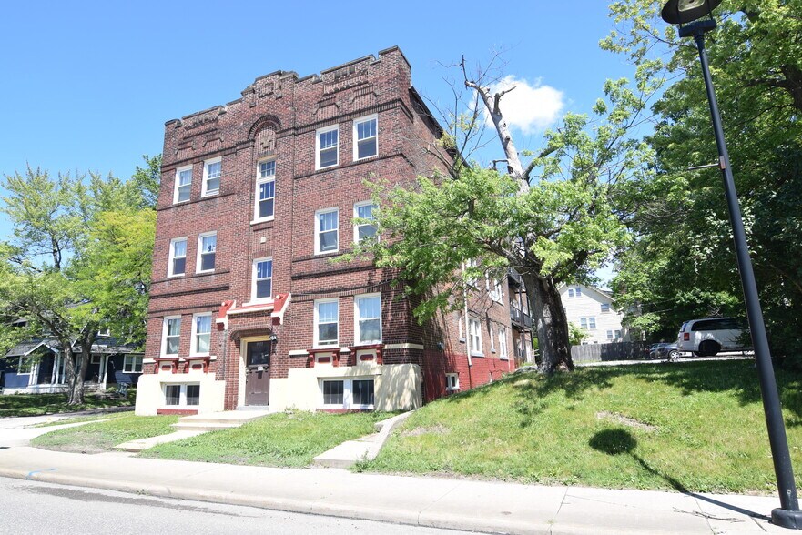 1933 Lee Rd, Cleveland, OH à vendre - Photo de l’immeuble – Image 3 sur 9
