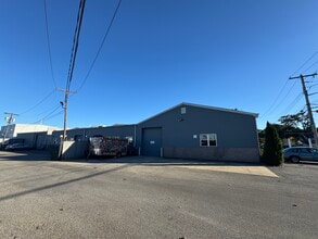 41 Degnon Blvd, Bay Shore, NY à louer Photo intérieure– Image 2 sur 11